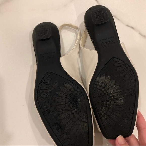 pair of pretty black and white flora sandals - Picture 2 of 2